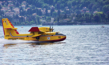 Prevenzione incendi, Canadair che prende acqua da un bacino idrico.