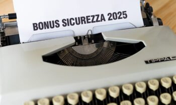 Macchina da scrivere con foglio che riporta la scritta Bonus Sicurezza 2025.